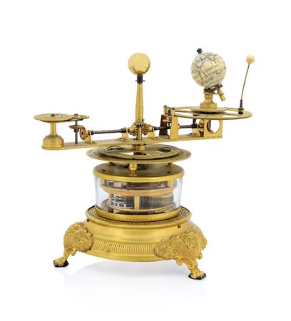 OROLOGIO DA TAVOLO OROLOGIO DA TAVOLO CON PLANETARIO IN BRONZO DORATO, XIX...