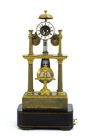 OROLOGIO DA TAVOLO PENDOLA DA TAVOLO IN BRONZO DORATO, XIX SECOLO, cassa a...