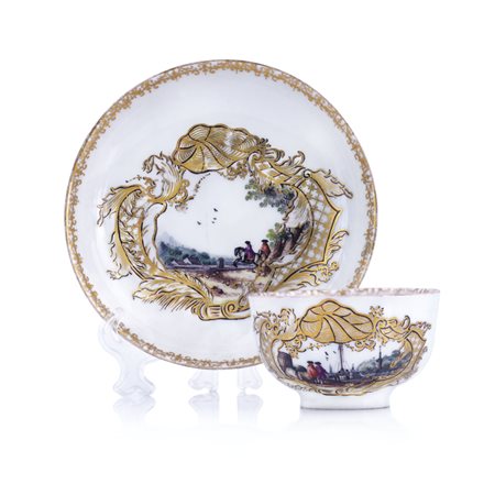 MEISSEN TAZZA CON PIATTO IN PORCELLANA, MEISSEN, 1740 CA., decoro a scene di...
