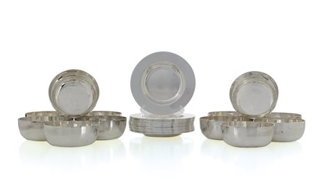 ARGENTI RECENTI DODICI FINGER BOWLS E DODICI PIATTINI IN ARGENTO, MILANO, XX...