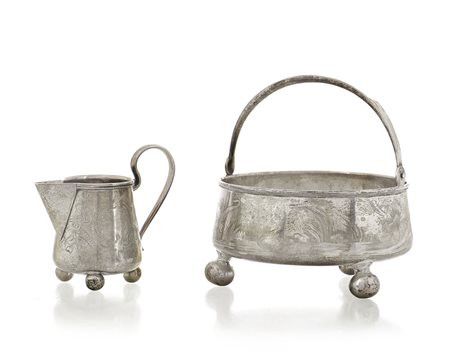 ARGENTI D'EPOCA UNA ZUCCHERIERA A CESTINO E UNA PICCOLA LATTIERA IN ARGENTO,...