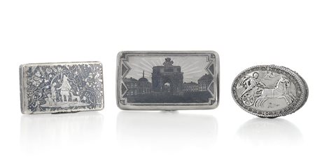 ARGENTI D'EPOCA TRE TABACCHIERE IN ARGENTO, XIX SECOLO, due russe decorate a...