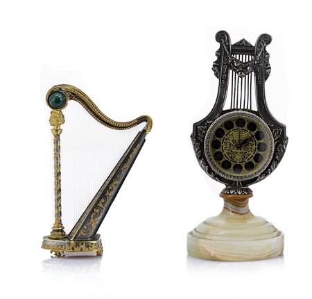 ARGENTI RECENTI UN OROLOGIO DA TAVOLO E UN MODELLO DI ARPA IN ARGENTO, INIZIO...