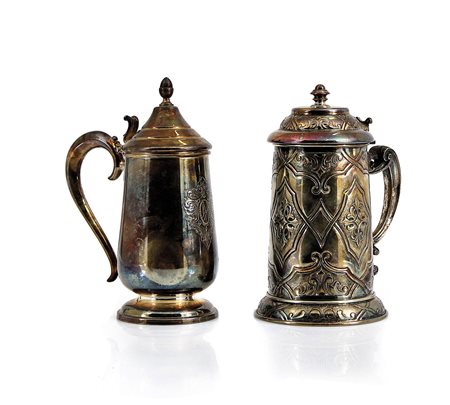 ARGENTI RECENTI DUE TANKARD IN ARGENTO, XX SECOLO, di diversa forma, di cui...