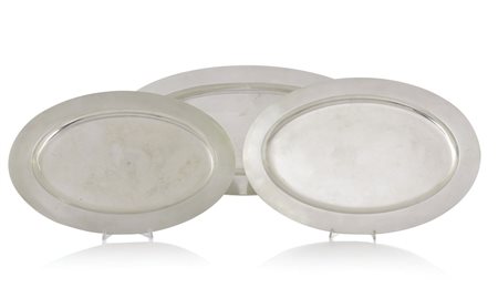 ARGENTI RECENTI UNA PESCIERA E DUE VASSOI OVALI IN ARGENTO, XX SECOLO, lisci;...