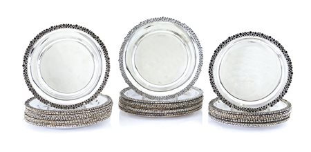 ARGENTI RECENTI SERIE DI TRENTADUE PIATTI IN ARGENTO, XX SECOLO, bordi ad...