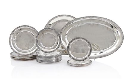 ARGENTI RECENTI SERIE DI TRENTADUE PIATTI IN ARGENTO, XX SECOLO, di cui uno...