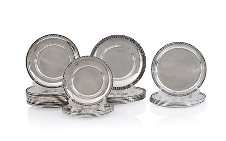 ARGENTI RECENTI SERIE DI CINQUANTA PIATTINI IN ARGENTO, XX SECOLO, bordi a...