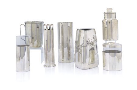 ARGENTI RECENTI UN VASO SBALZATO E UN CONTENITORE CON COPERCHIO IN ARGENTO,...