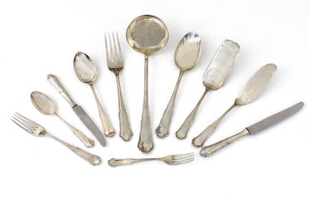 ARGENTI RECENTI SERVIZIO DI POSATE IN ARGENTO, XX SECOLO, composto da dodici...