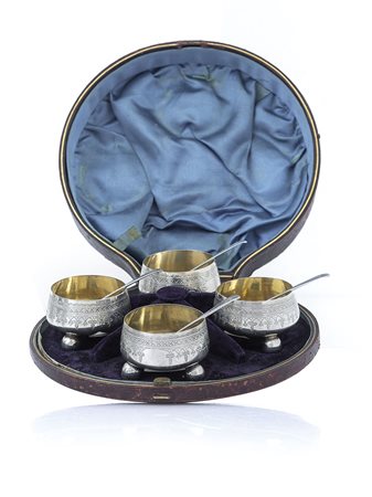 ARGENTI D'EPOCA SET DI QUATTRO SALIERE IN ARGENTO, EXETER, 1858, su piedini...