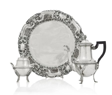 ARGENTI RECENTI UN CENTROTAVOLA, UNA CAFFETTIERA E UNA ZUCCHERIERA IN...