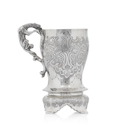 ARGENTI D'EPOCA MUG IN ARGENTO, LONDRA, 1845, decori a volute incisi, manico...