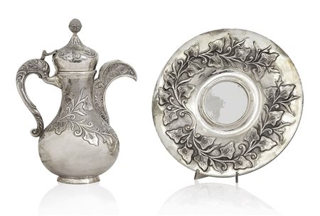 ARGENTI D'EPOCA VERSATOIO CON PIATTO IN ARGENTO, XX SECOLO, sbalzi a rami di...