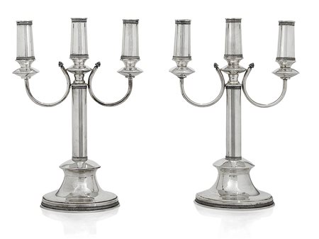 ARGENTI D'EPOCA COPPIA DI CANDELABRI IN ARGENTO, XX SECOLO, a tre fiamme su...