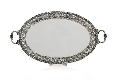 ARGENTI D'EPOCA VASSOIO IN ARGENTO, XX SECOLO, a due manici e bordi sbalzati...