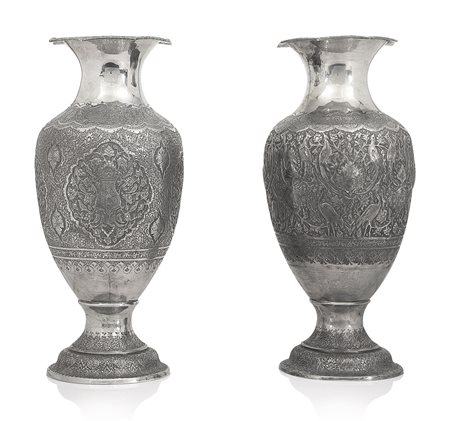 ARGENTI D'EPOCA COPPIA DI VASI IN ARGENTO, XX SECOLO, a balaustro, decori...