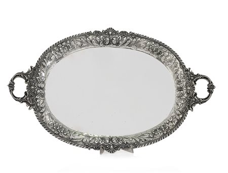 ARGENTI D'EPOCA VASSOIO IN ARGENTO, XX SECOLO, a due manici e bordi sbalzati...