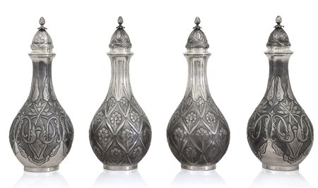 ARGENTI D'EPOCA QUATTRO BOTTIGLIE CON TAPPO IN ARGENTO, XX SECOLO, piriformi,...