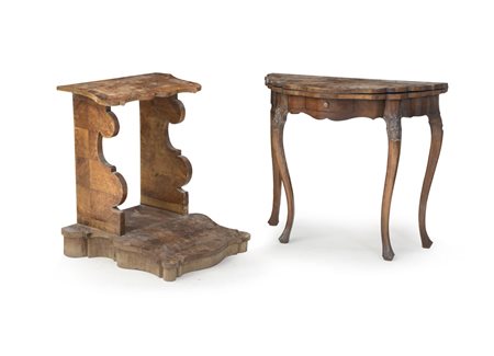 MOBILE DEL XX SECOLO UN TAVOLO DA GIOCO E UN INGINOCCHIATOIO IN RADICA DI...