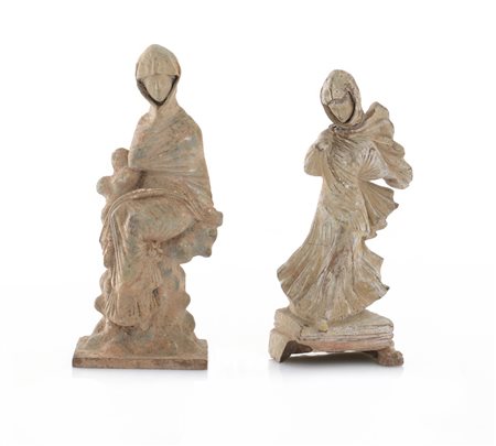 SCULTORE DEL XIX SECOLO Donna che cammina e donna sedutaTerracotta nello...