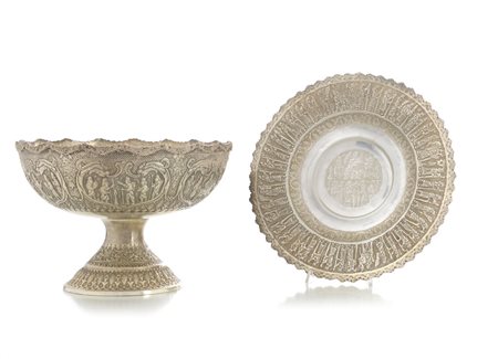 ARGENTI RECENTI UNA COPPA E UNA ALZATA IN ARGENTO SBALZATO, BIRMANIA O INDIA,...