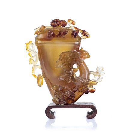 ARTE ORIENTALE VASO CON COPERCHIO IN AGATA, CINA, XX SECOLO, a cornucopia con...