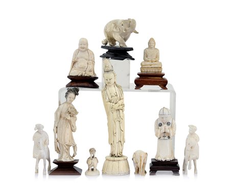 AVORIO DIECI SCULTURE E GRUPPI IN AVORIO, CINA, INIZIO XX SECOLO, composto da...