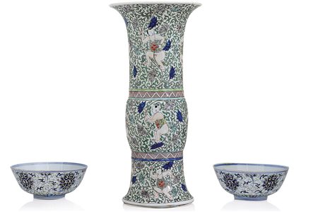 ARTE ORIENTALE UN VASO E UNA COPPIA DI CIOTOLE IN PORCELLANA, CINA, INIZIO XX...