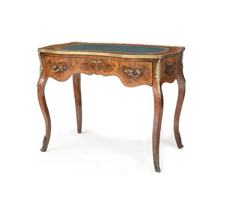 MOBILE DEL XIX SECOLO TAVOLO SCRITTOIO INTARSIATO IN LEGNI VARI, FINE XIX...