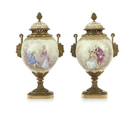 OGGETTISTICA VARIA COPPIA DI VASI IN PORCELLANA E BRONZO, FINE XIX SECOLO,...