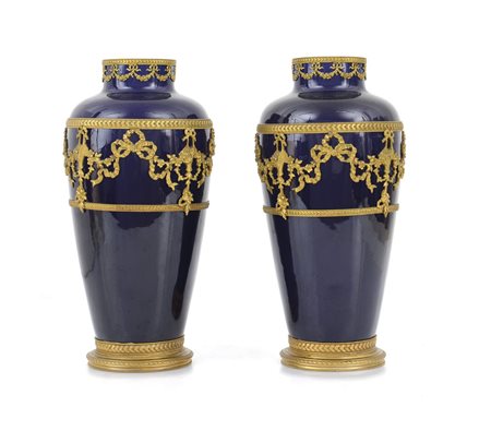 CERAMICA COPPIA DI VASI IN CERAMICA CON MONTATURA IN METALLO DORATO, XIX...