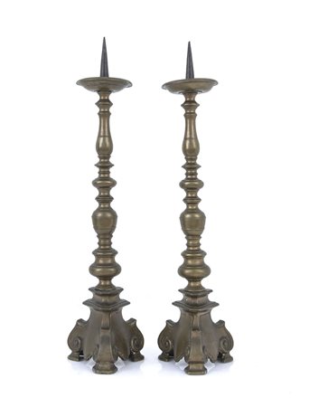 OGGETTISTICA VARIA COPPIA DI CANDELIERI IN BRONZO, XVIII SECOLO, fusto a...