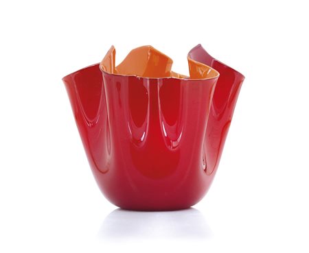 VENINI VASO A FAZZOLETTO IN VETRO INCAMICIATO, VENINI, ANNI '70, rosso e...
