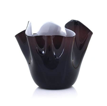 VENINI VASO A FAZZOLETTO IN VETRO INCAMICIATO, VENINI, ANNI '70, prugna e...