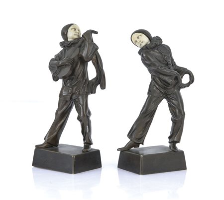 SCULTORE DEL XX SECOLO Coppia di PierrotBronzo e avorio, alt. cm 15,5 e 16,3.