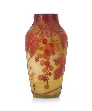 GALLE' VASO IN VETRO DOPPIO, GALLE', 1900 CA., a balaustro, decoro a grappoli...