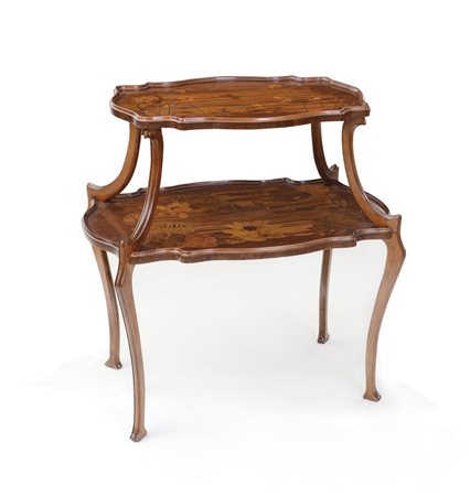 GALLE' TAVOLINO INTARSIATO IN LEGNI VARI, GALLE', 1900 CA., a due ripiani con...