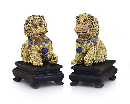 ARTE ORIENTALE COPPIA DI SCULTURE IN ARGENTO VERMEIL E FILIGRANA CON DECORI A...