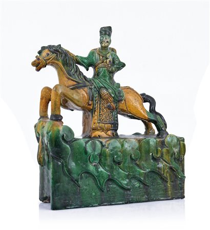 ARTE ORIENTALE TEGOLA IN CERAMICA, CINA, XIX SECOLO, con cavaliere su...
