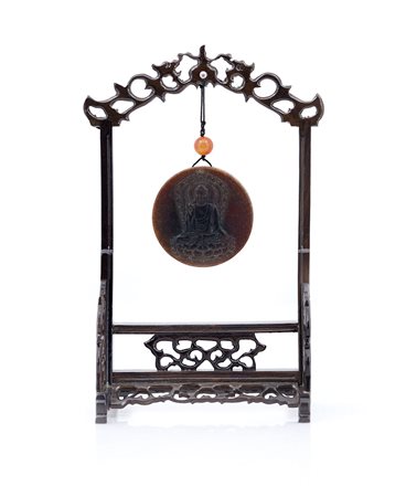 ARTE ORIENTALE PENDAGLIO IN CORNO DI RINOCERONTE, CINA, XVIII SECOLO, decoro...