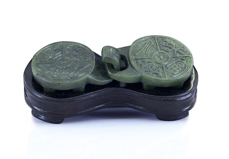 ARTE ORIENTALE FIBBIA IN NEFRITE VERDE, CINA, XIX SECOLO, decori a rilievo...