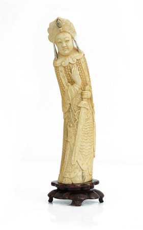AVORIO SCULTURA IN AVORIO, CINA, INIZIO XX SECOLO, raffigurante dignitario su...