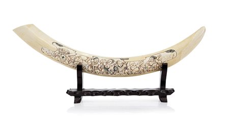 AVORIO ZANNA IN AVORIO SCOLPITO, CINA, XX SECOLO, con figure e dragone, base...