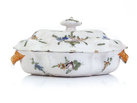 CERAMICA ZUPPIERA CON COPERCHIO IN MAIOLICA, XVIII SECOLO, sagomata con anse...