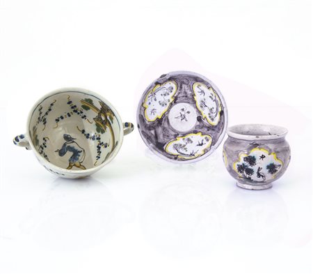 SAVONA UNA ECUELLE, UN PILLOLIERE E UN PIATTO IN MAIOLICA, SAVONA, XVIII...