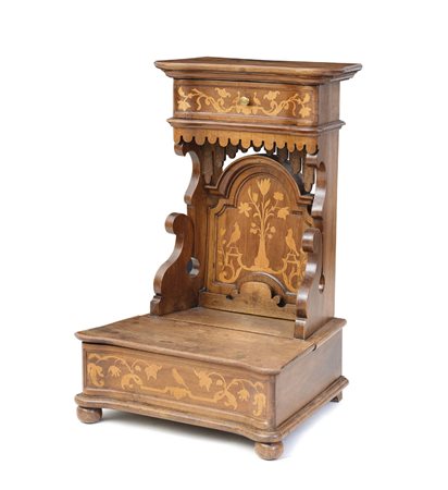 MOBILE DEL XVIII SECOLO INGINOCCHIATOIO IN NOCE INTARSIATO, XVIII SECOLO,...