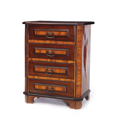 MOBILE DEL XVIII SECOLO MOBILETTO LASTRONATO IN NOCE, XVIII SECOLO, fronte a...