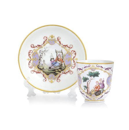 GINORI TAZZA CON PIATTO IN PORCELLANA, GINORI A DOCCIA, 1770 CA. decoro "alla...