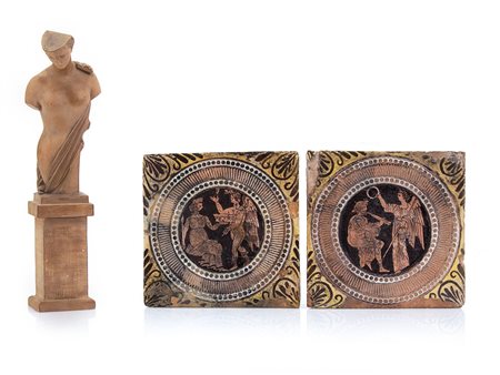 GIUSTINIANI COPPIA DI PIASTRELLE DA RIVESTIMENTO IN CERAMICA E UNA FIGURA IN...